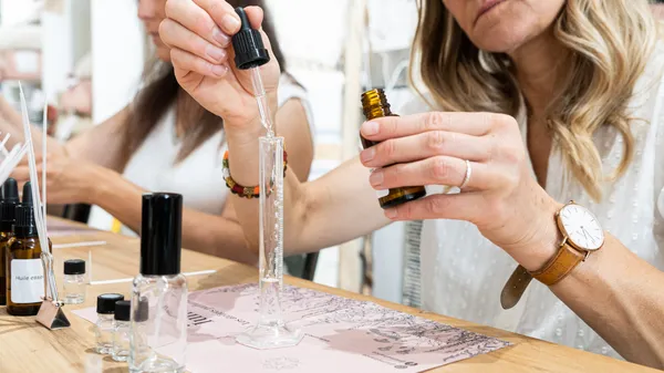 Rassemblez votre équipe et plongez dans l'univers fascinant du parfum avec Mathilde - Image n°2 - Wecandoo