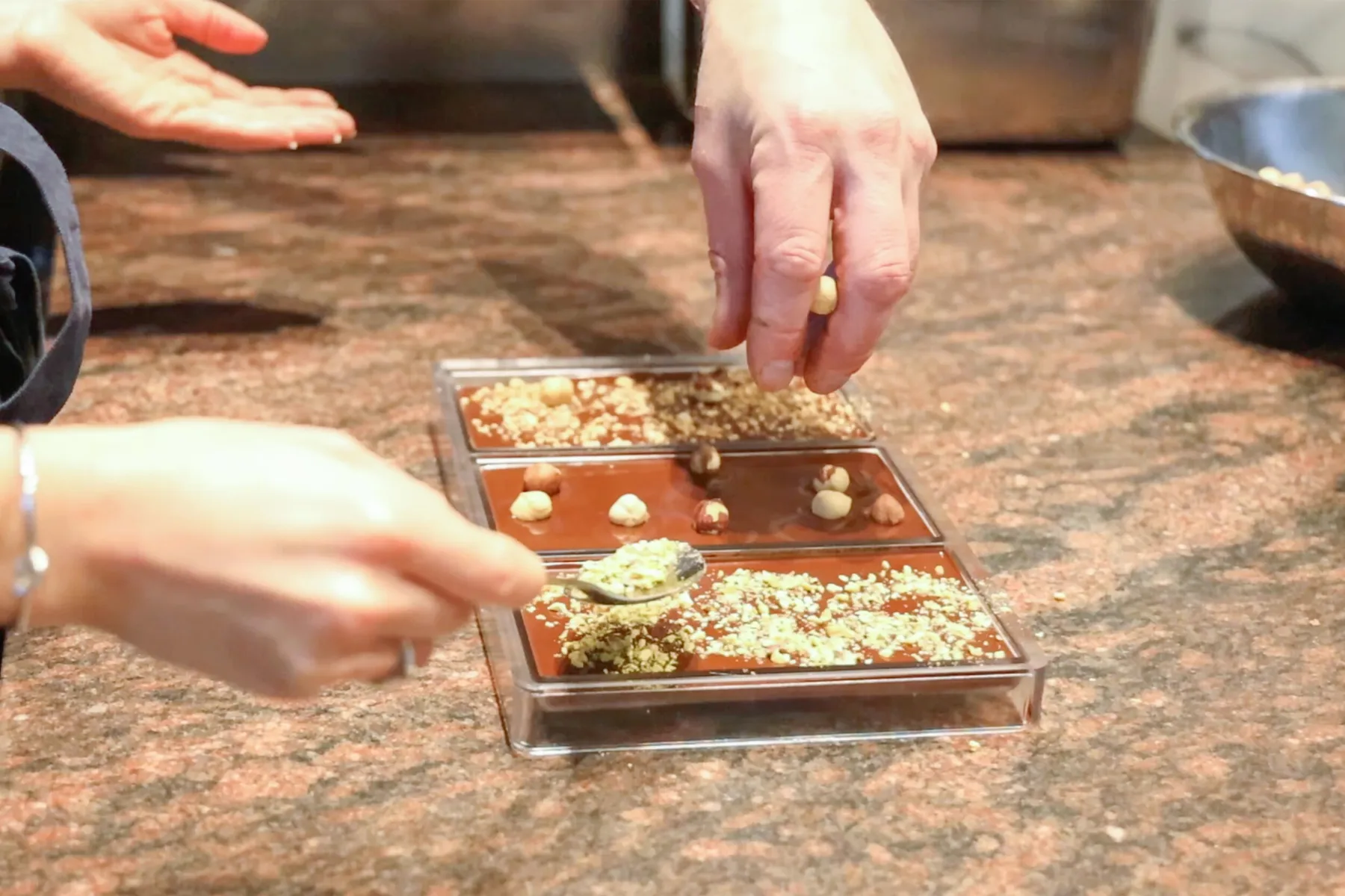 Enchantez votre équipe et créez vos tablettes de chocolat avec Emmanuel - Image n°1 - Wecandoo