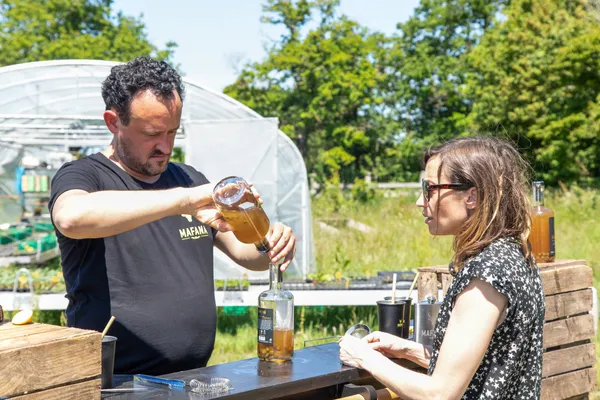 Surprenez votre équipe : cueillez vos fleurs de brèdes mafane et embouteillez votre rhum avec Anthony - Image n°2 - Wecandoo
