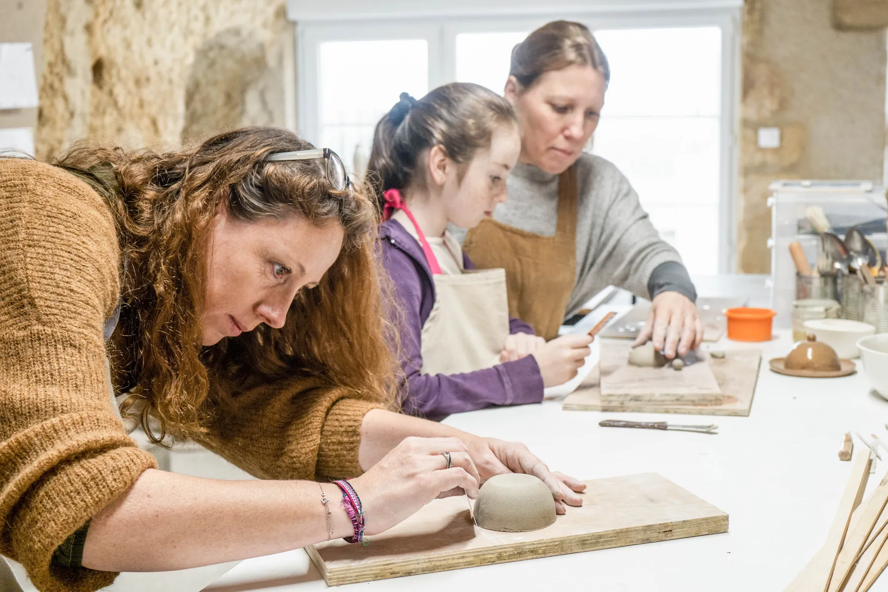 Inspirez votre équipe et modelez vos pièces de céramique avec Anne - Image n°3 - Wecandoo