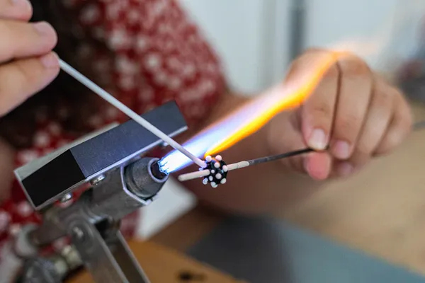 Initiez-vous au filage de verre en duo, accompagnés par Pauline - Image n°2 - Wecandoo