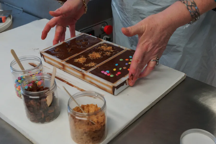 Etonnez votre équipe et réalisez vos tablettes de chocolat personnalisées avec Laurence et Emmanuel - Image n°1 - Wecandoo