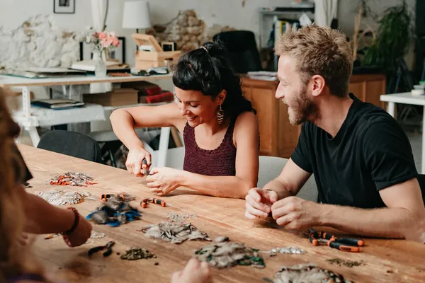 Réalisez votre accessoire en plumes avec Inès - Image n°4 - Wecandoo