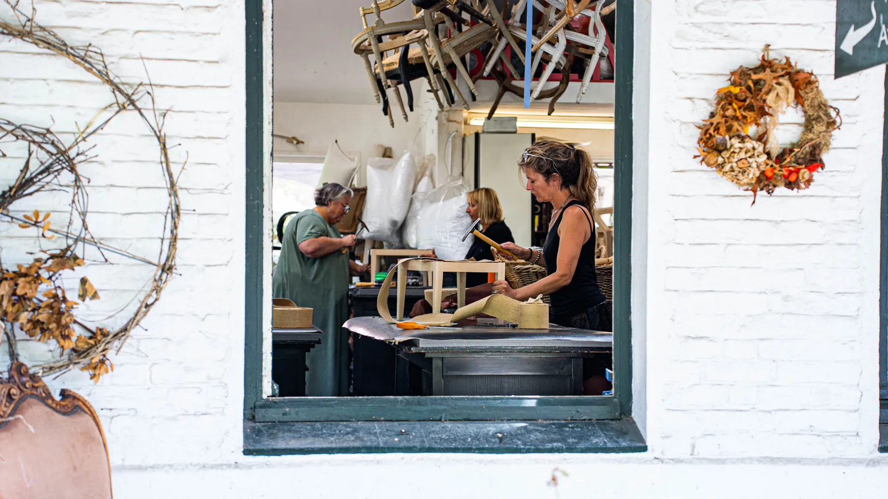 Tapissez votre tabouret avec Isabelle - Image n°2 - Wecandoo