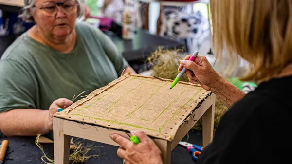 Tapissez votre tabouret avec Isabelle - Image n°1 - Wecandoo