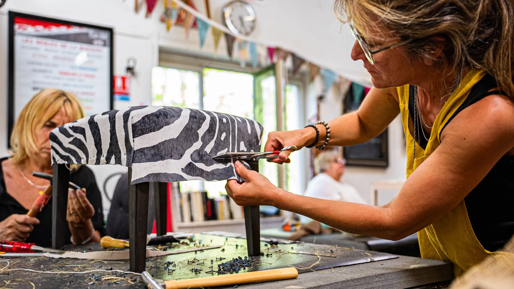 Tapissez votre tabouret avec Isabelle - Image n°3 - Wecandoo