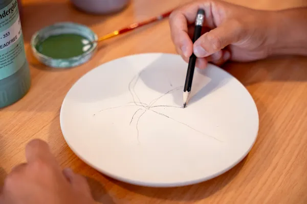 Initiez-vous à la poterie et à la décoration sur faïence et décorez votre assiette en faïence avec Sophie - Image n°2 - Wecandoo