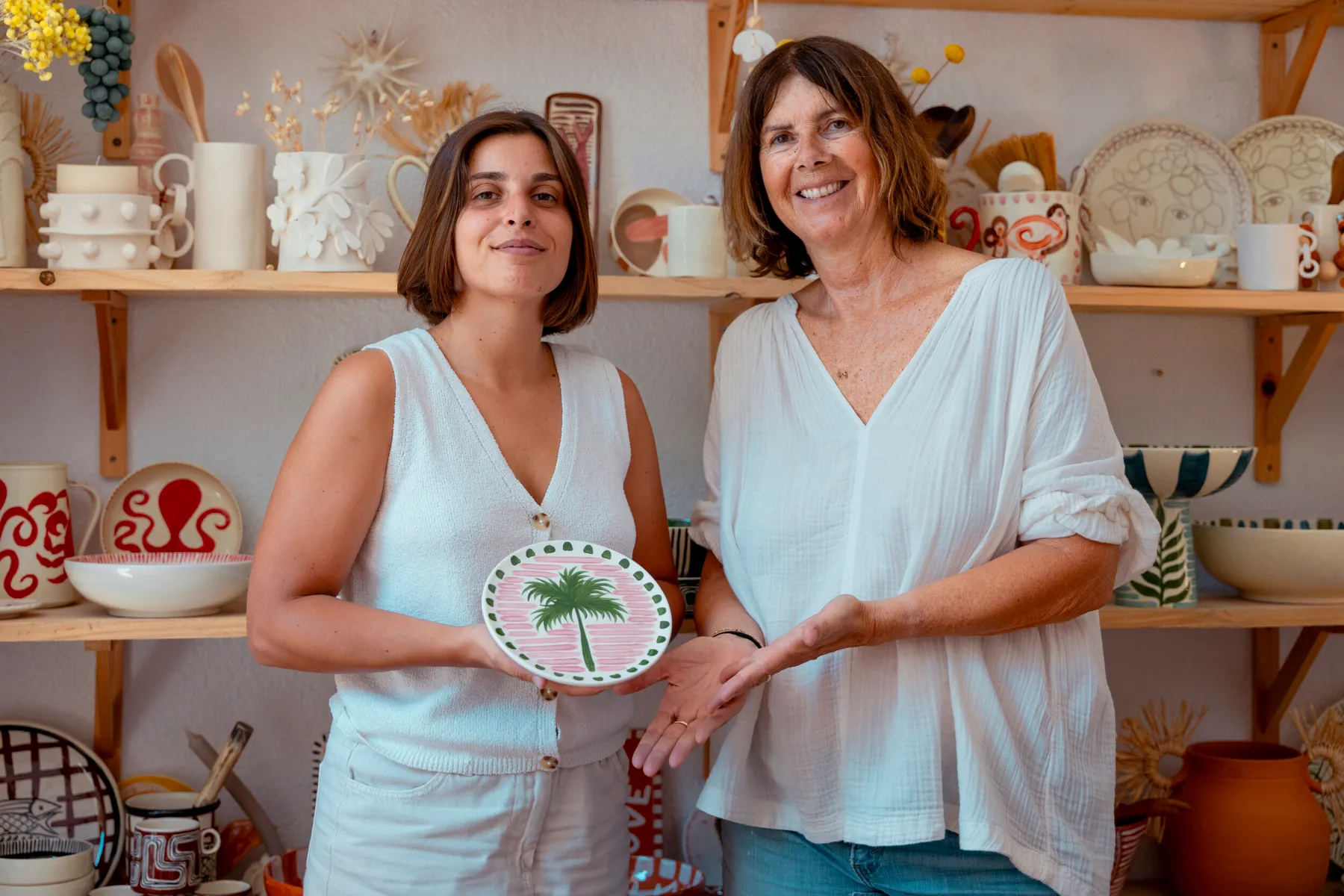 Initiez-vous à la poterie et à la décoration sur faïence et décorez votre assiette en faïence avec Sophie - Image n°1 - Wecandoo