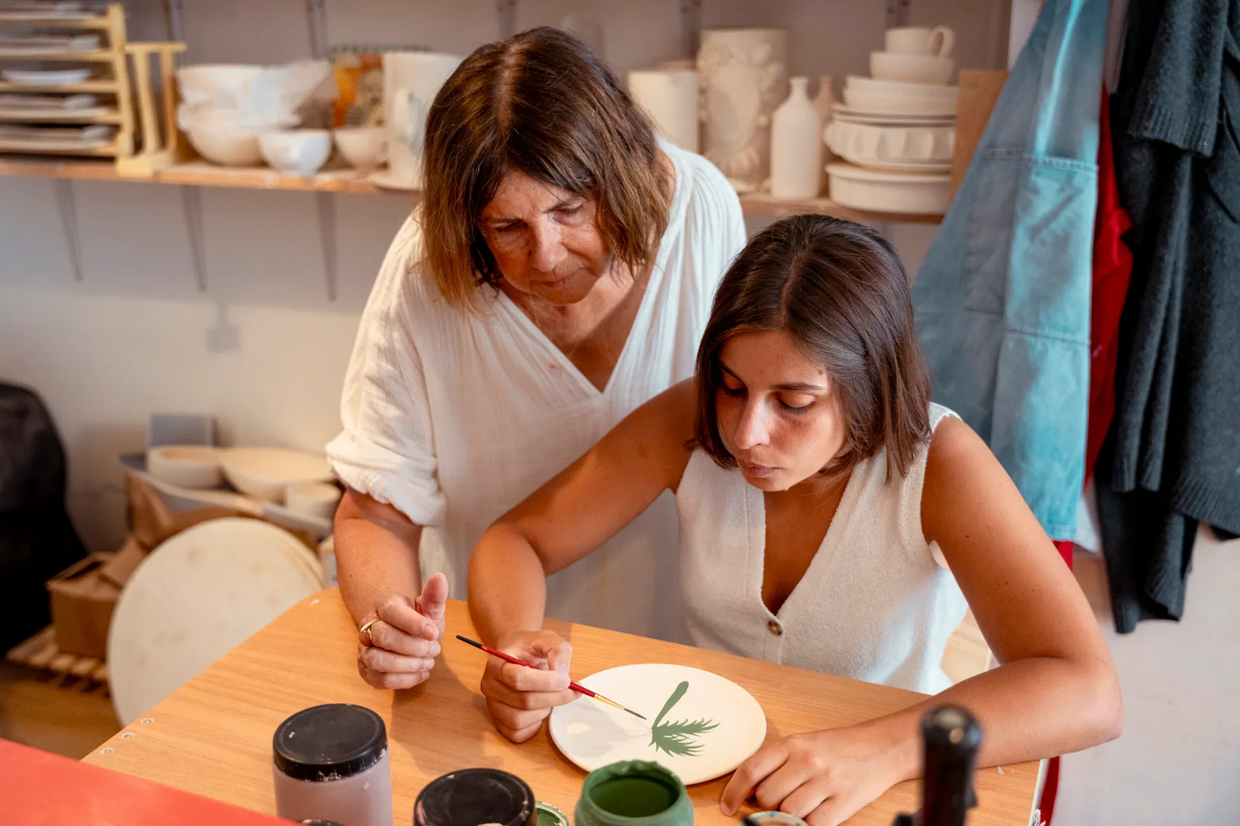 Initiez-vous à la poterie et à la décoration sur faïence et décorez votre assiette en faïence avec Sophie - Image n°3 - Wecandoo