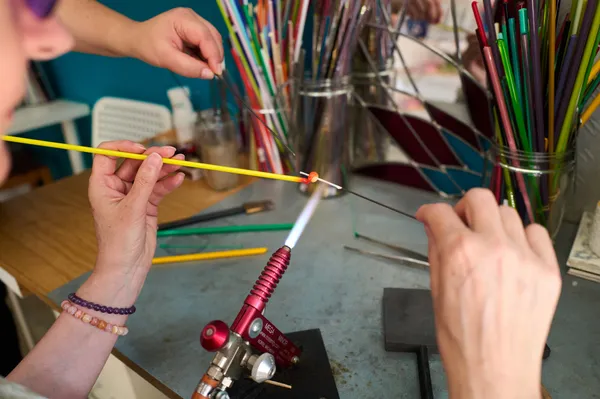 Découvrez l'art du verre à la flamme avec Nathalie - Image n°4 - Wecandoo