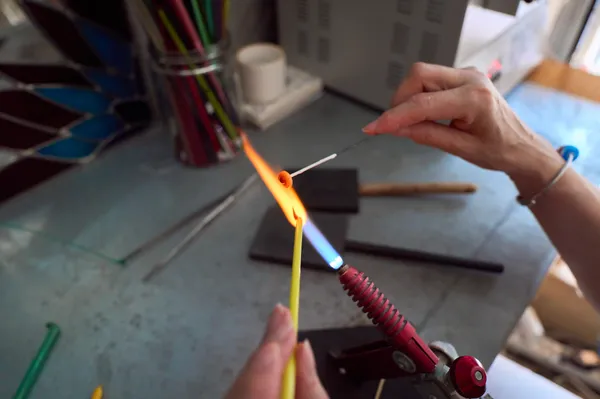 Découvrez l'art du verre à la flamme avec Nathalie - Image n°3 - Wecandoo