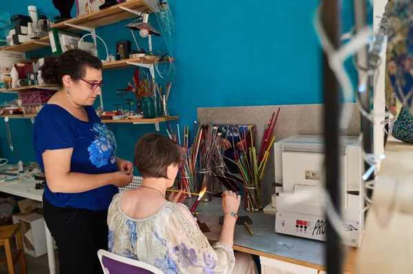 Découvrez l'art du verre à la flamme avec Nathalie - Image n°5 - Wecandoo