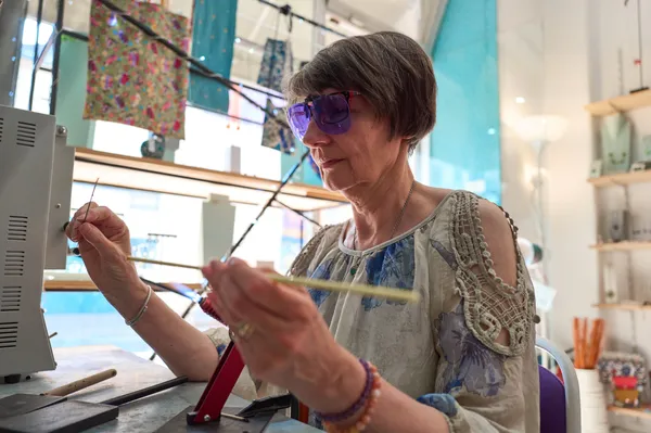 Réalisez vos pièces uniques en verre filé avec Nathalie - Image n°3 - Wecandoo