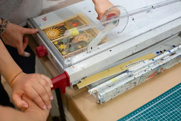 Réalisez votre trio de cartes de tarot artisanales avec Agnès - Image n°4 - Wecandoo