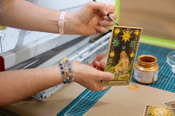 Réalisez votre trio de cartes de tarot artisanales avec Agnès - Image n°3 - Wecandoo