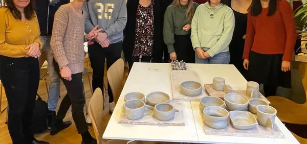 Rapprochez votre équipe et modelez vos tasses personnalisées avec Gwen - Image n°1 - Wecandoo