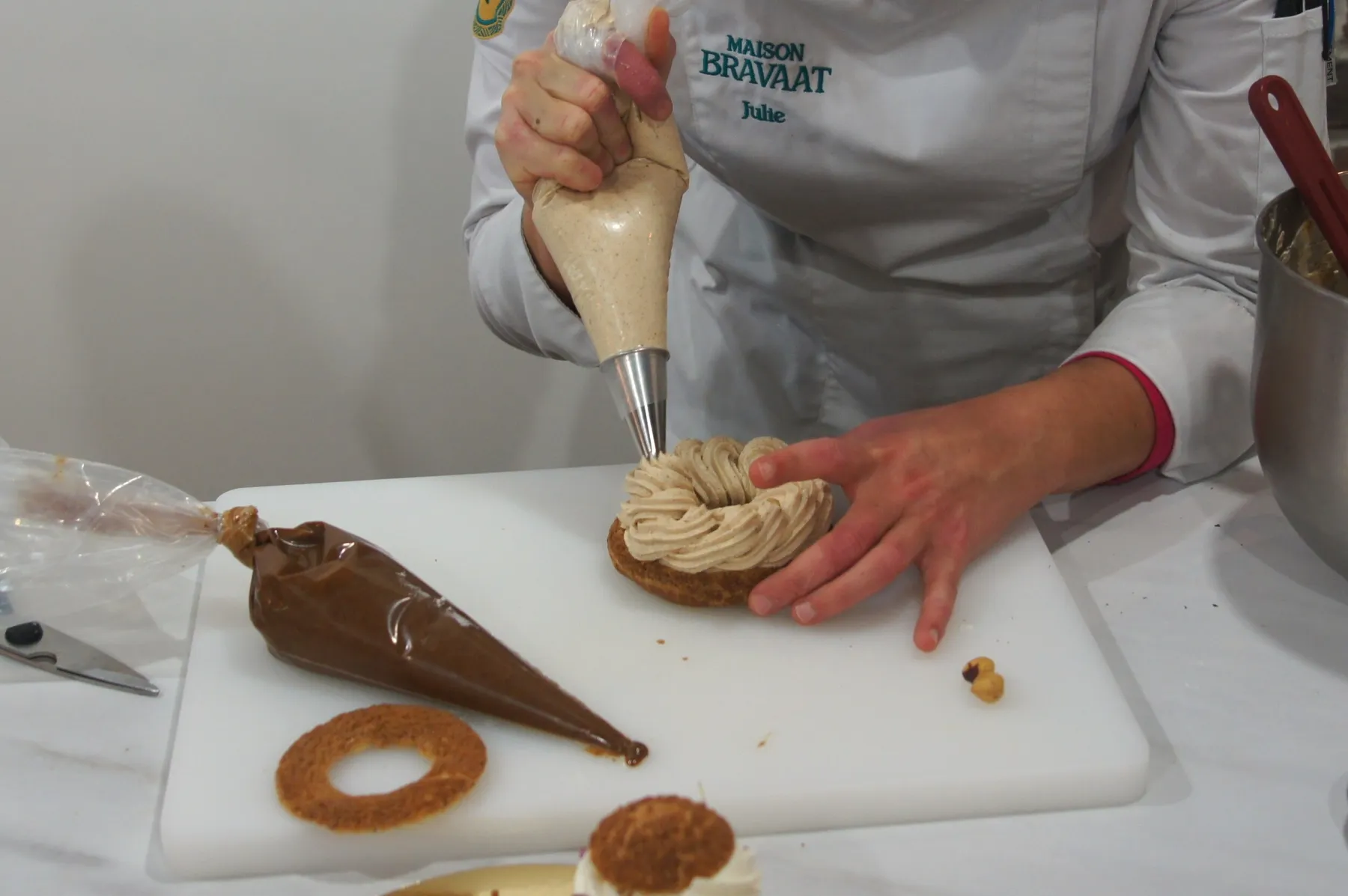 Découvrez l'art de la pâte à choux et de la crème pâtissière avec Julie - Image n°5 - Wecandoo