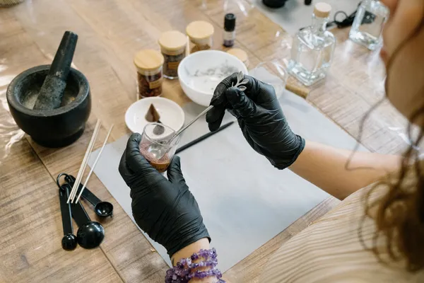 Learn how to make your own natural incense with Luíza - Image n°2 - Wecandoo