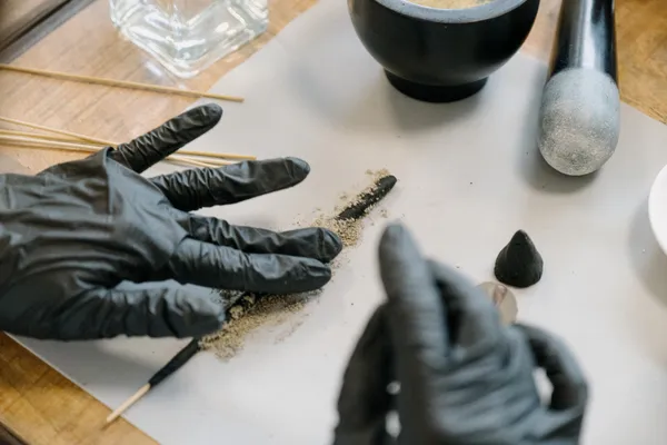 Learn how to make your own natural incense with Luíza - Image n°5 - Wecandoo