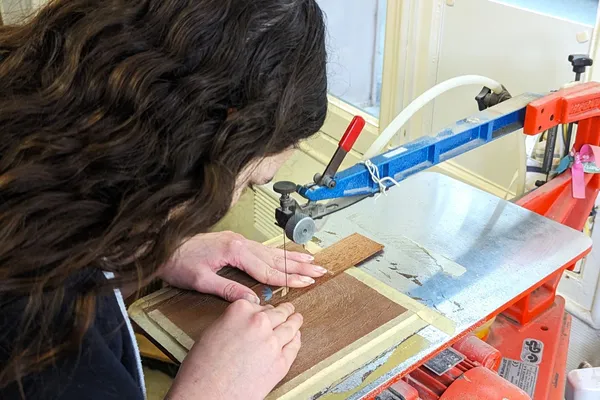 Réalisez votre bijou en marqueterie de bois avec Lydwine - Image n°2 - Wecandoo