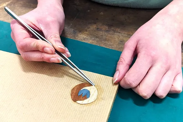 Réalisez votre bijou en marqueterie de bois avec Lydwine - Image n°4 - Wecandoo