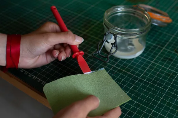 Réalisez votre porte-stylo en cuir avec Jimmy - Image n°4 - Wecandoo