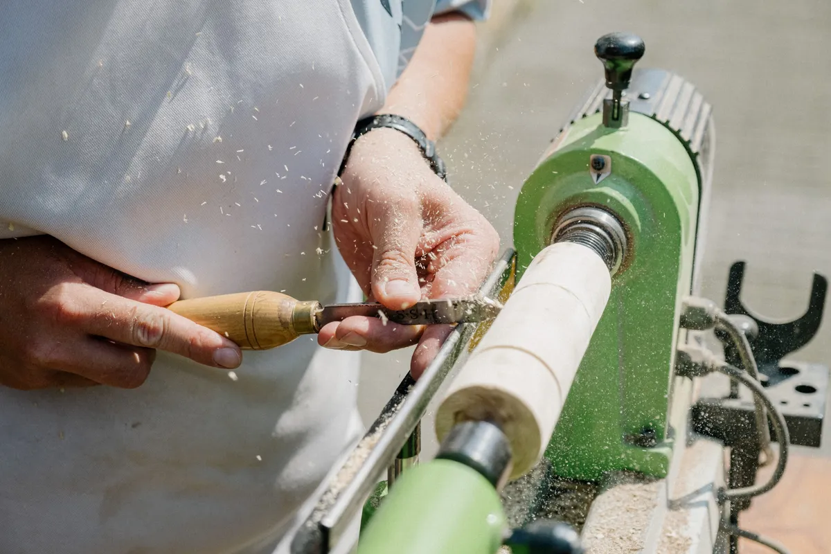 Tournez votre création unique au tour à bois