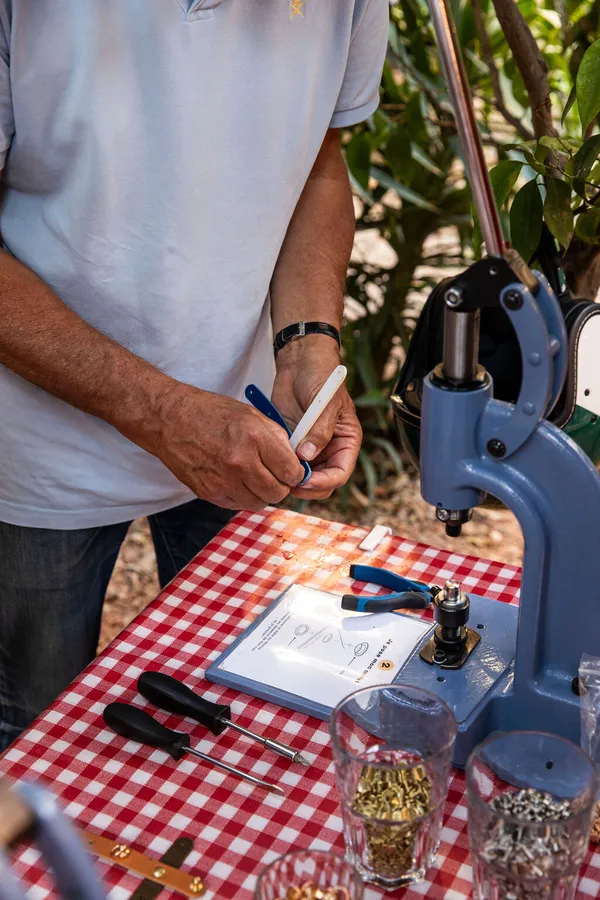 Créez votre filet pour triplette de pétanque en cuir avec Juliette - Image n°4 - Wecandoo
