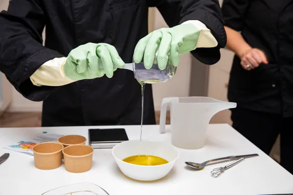 Enchantez votre équipe dans votre lieu et réalisez vos savons artisanaux avec Typhaine et Marion - Afbeelding nr. 3 - Wecandoo