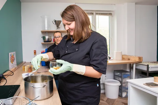 Enchantez votre équipe dans votre lieu et réalisez vos savons artisanaux avec Typhaine et Marion - Afbeelding nr. 1 - Wecandoo