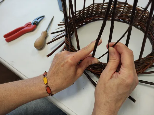 Créez votre couronne unique en osier avec Estelle - Image n°2 - Wecandoo