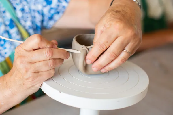 Initiez-vous au modelage et au décor sur céramique avec Maud - Image n°2 - Wecandoo