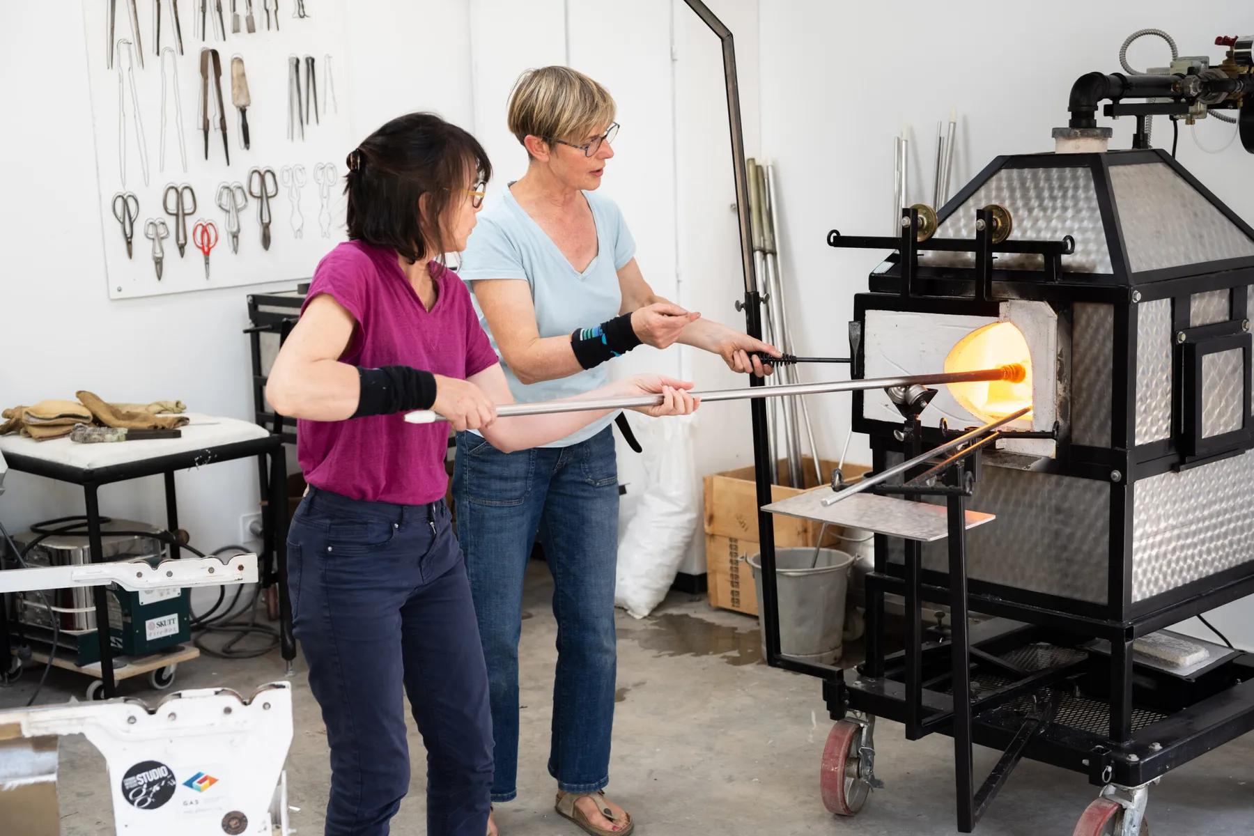 Initiez-vous au soufflage de verre avec Julie - Image n°3 - Wecandoo