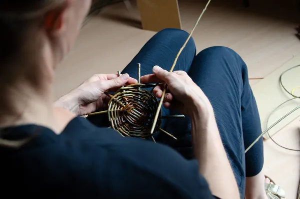 Découvrez l'art de la vannerie et réalisez votre cache-pot avec Aline - Image n°2 - Wecandoo