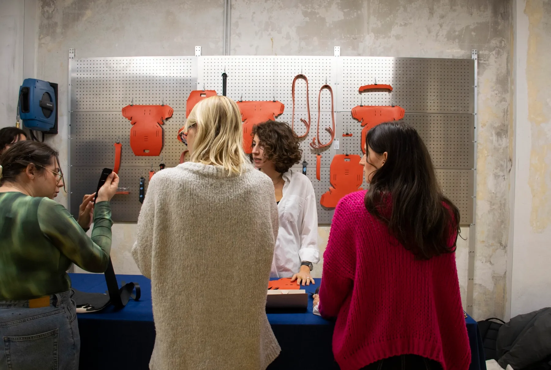 Assemblez votre porte-lunettes ou porte-cartes en cuir avec Sabine - Image n°1 - Wecandoo