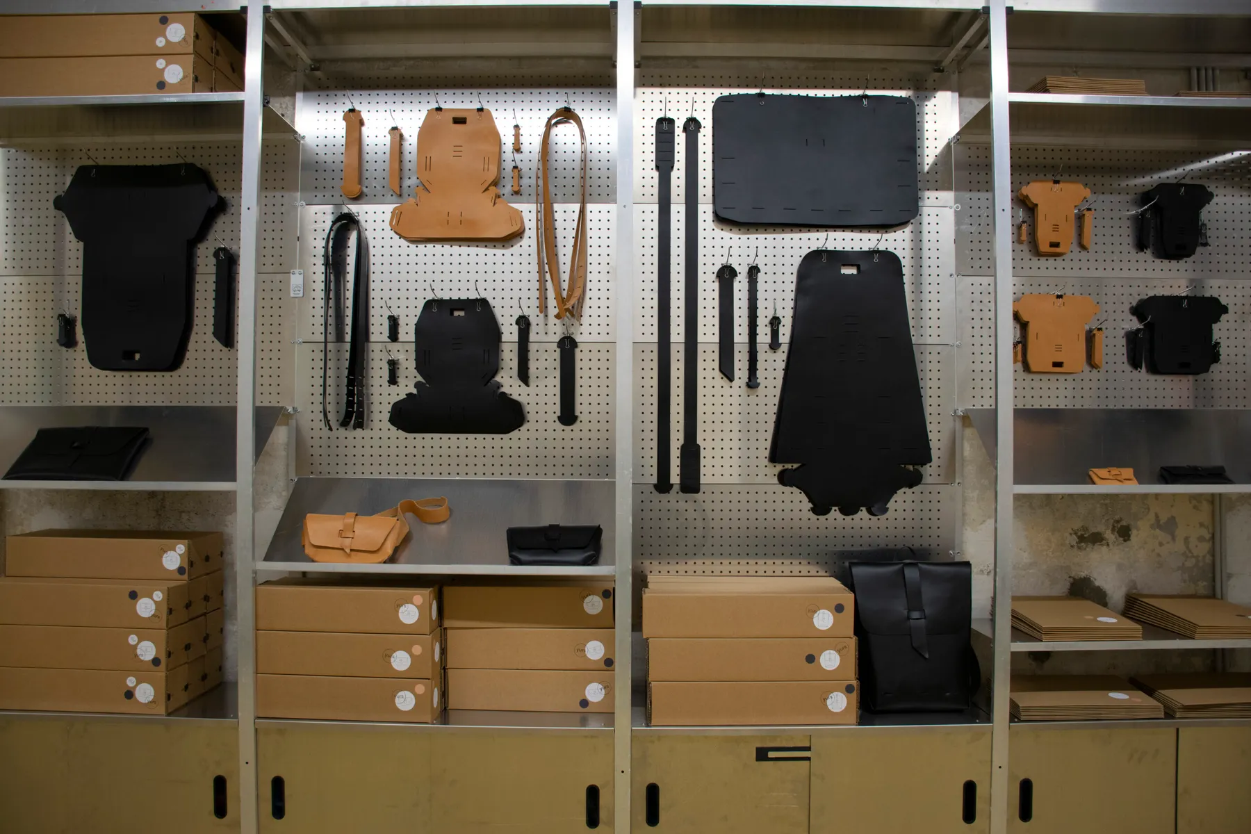 Assemblez votre porte-lunettes ou porte-cartes en cuir avec Sabine - Image n°3 - Wecandoo