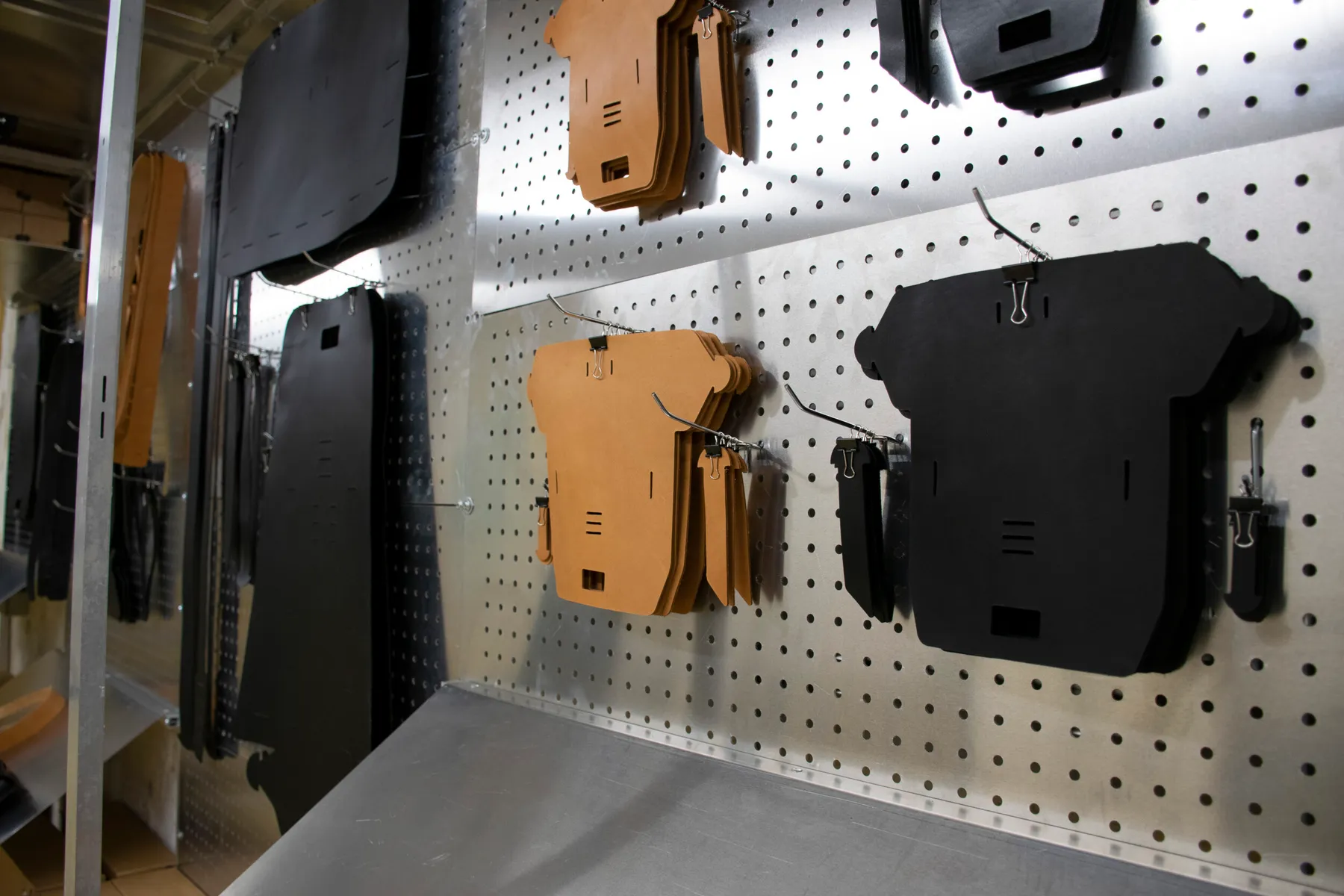 Assemblez votre porte-lunettes ou porte-cartes en cuir avec Sabine - Image n°4 - Wecandoo