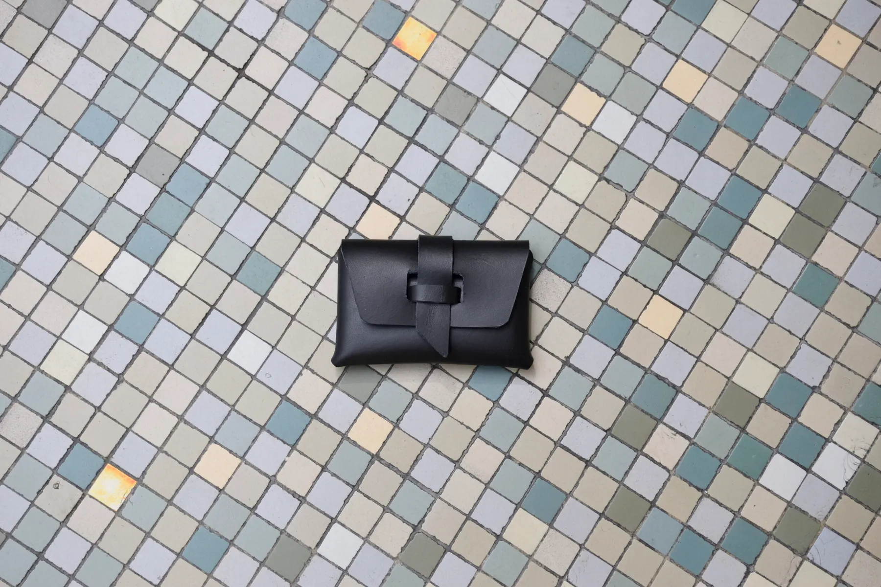 Assemblez votre porte-lunettes ou porte-cartes en cuir avec Sabine - Image n°5 - Wecandoo