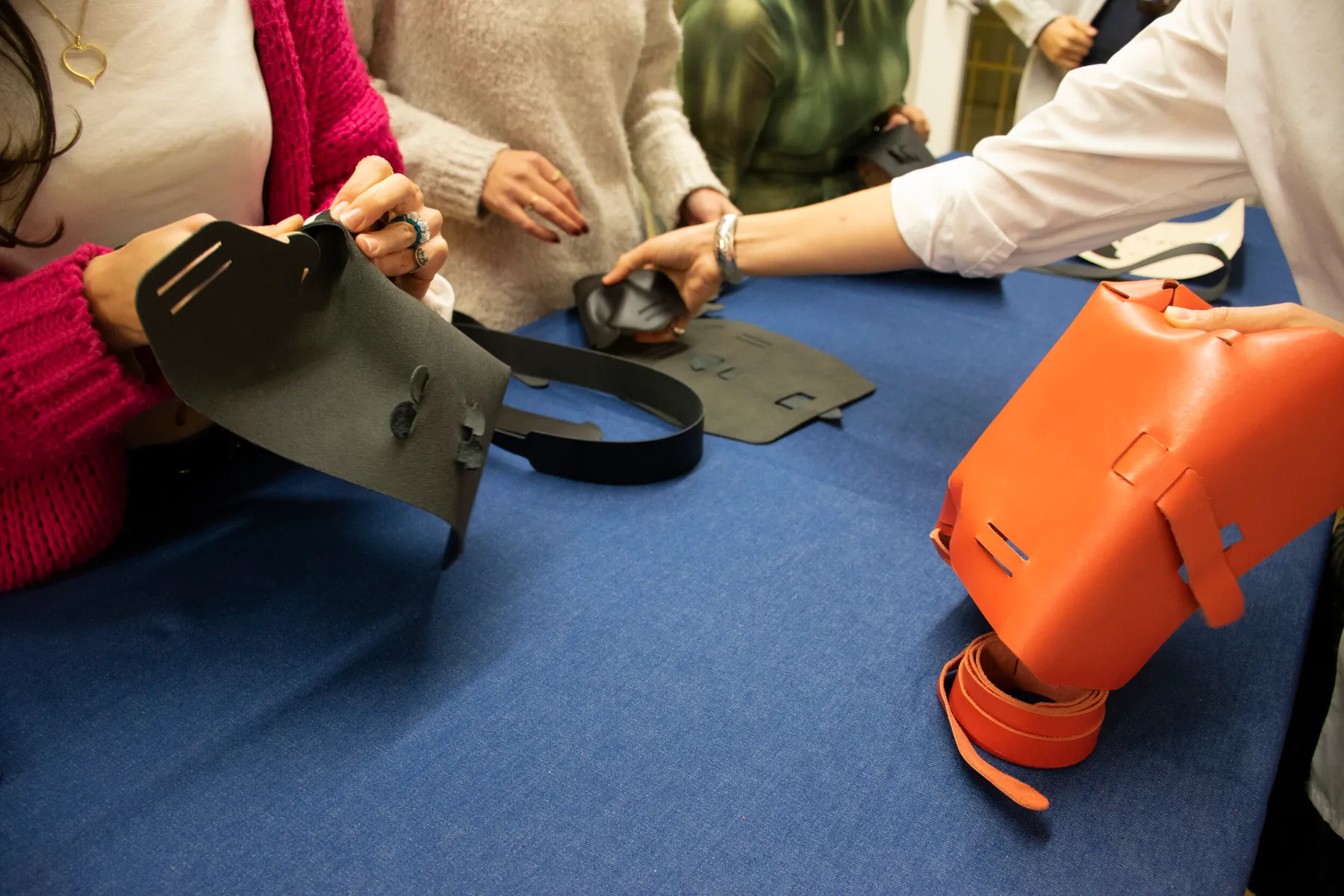 Assemblez votre porte-lunettes ou porte-cartes en cuir avec Sabine - Image n°2 - Wecandoo