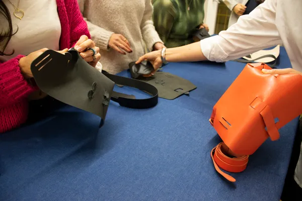 Assemblez votre porte-lunettes ou porte-cartes en cuir avec Sabine - Afbeelding nr. 2 - Wecandoo