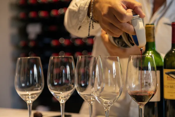 Rassemblez votre équipe et dégustez des vins d'exception avec Lucie et son équipe - Image n°3 - Wecandoo