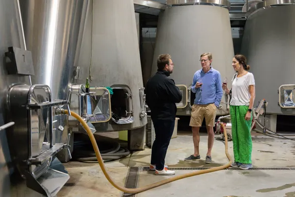 Rassemblez votre équipe et dégustez des vins d'exception avec Lucie et son équipe - Image n°2 - Wecandoo