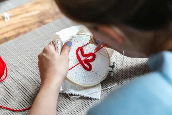 Réalisez votre décoration murale en punch needle avec Aline - Image n°4 - Wecandoo