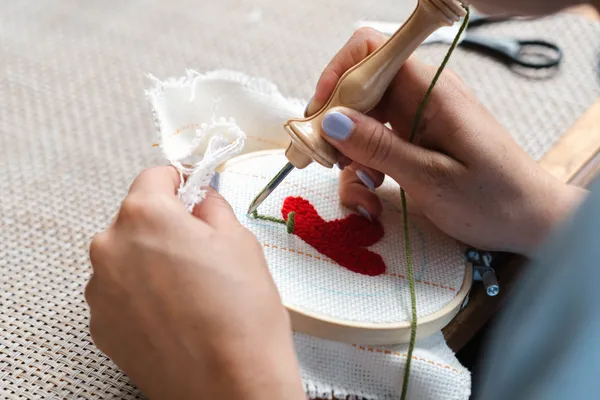 Customisez votre coussin en punch needle avec Aline - Afbeelding nr. 5 - Wecandoo