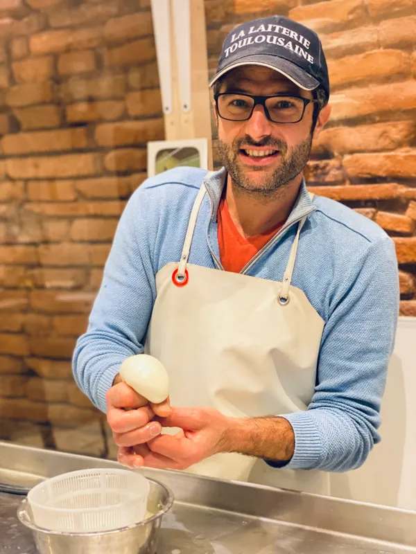 Rassemblez votre équipe dans une laiterie et filez vos mozzarellas et tresses avec Anthony - Image n°3 - Wecandoo