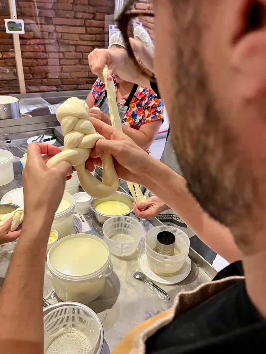 Rassemblez votre équipe dans une laiterie et filez vos mozzarellas et tresses avec Anthony - Image n°1 - Wecandoo