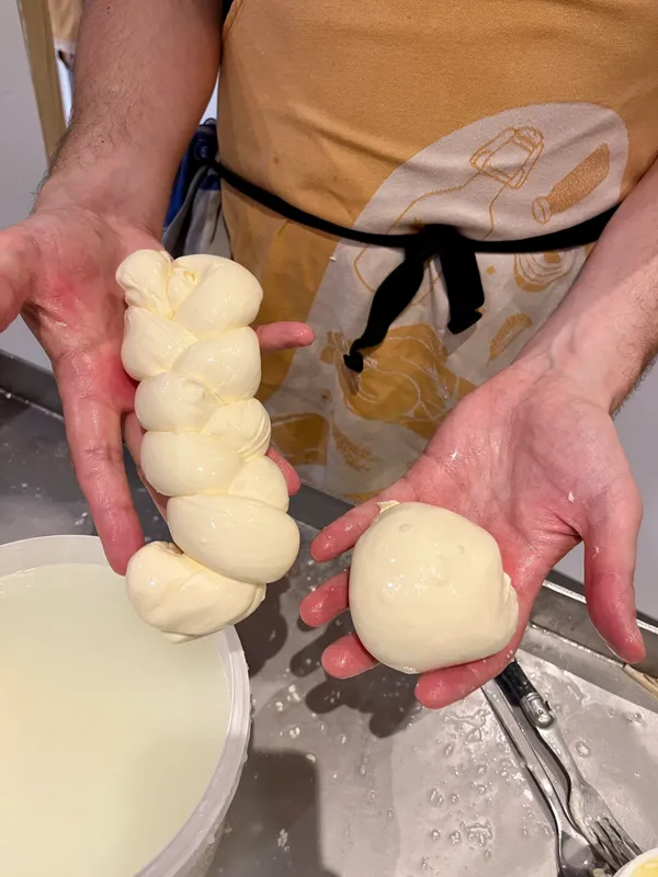 Rassemblez votre équipe dans une laiterie et filez vos mozzarellas et tresses avec Anthony - Image n°4 - Wecandoo