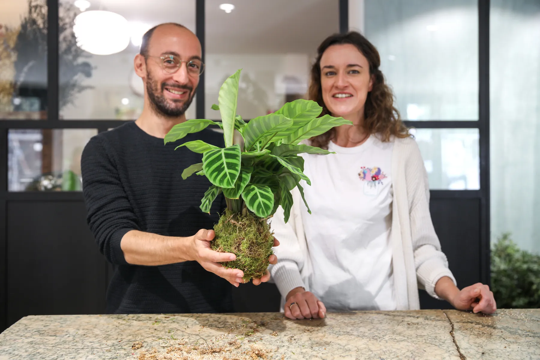 Inspirez votre équipe et réalisez chacun un kokedama unique avec Laura - Image n°1 - Wecandoo