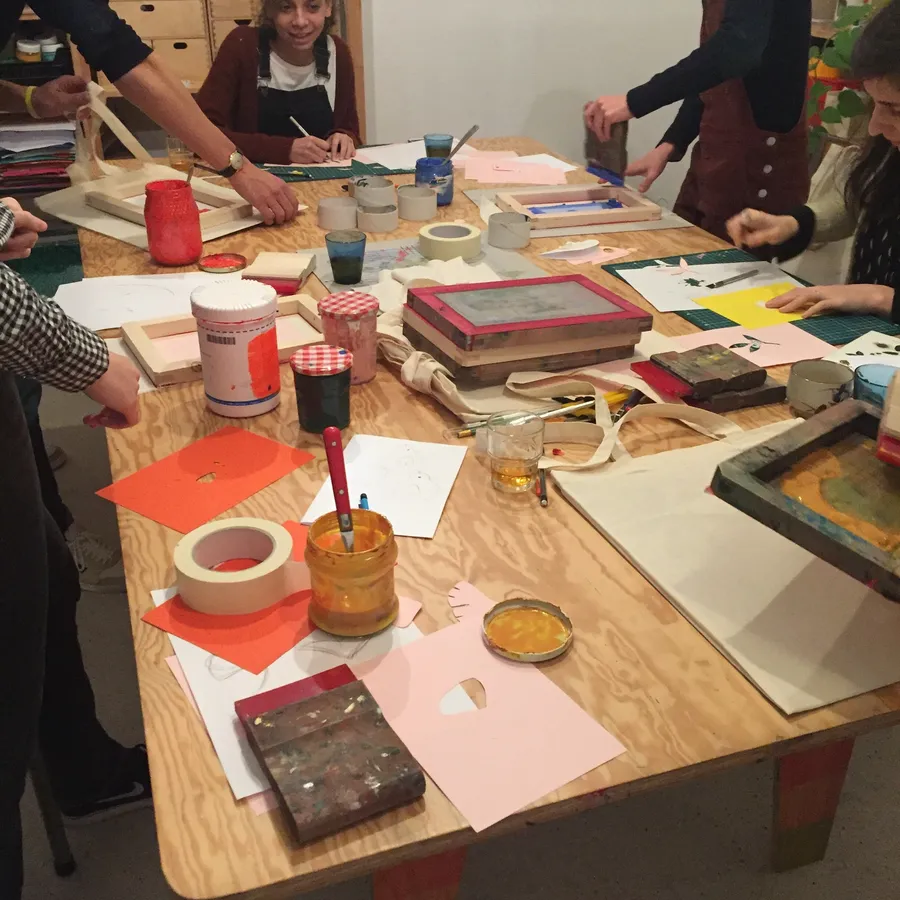 Inspirez votre équipe et sérigraphiez vos tote bags à l'aide de pochoirs, avec Coline - Image n°1 - Wecandoo