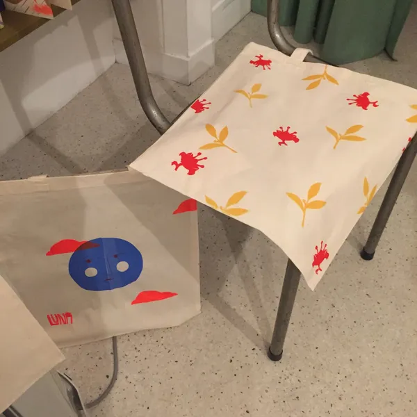 Inspirez votre équipe et sérigraphiez vos tote bags à l'aide de pochoirs, avec Coline - Image n°4 - Wecandoo